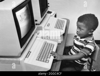 Austin Texas USA, 1989 : centre informatique de garderie Black Boy utilisant un ordinateur Apple. ©Bob Daemmrich Banque D'Images