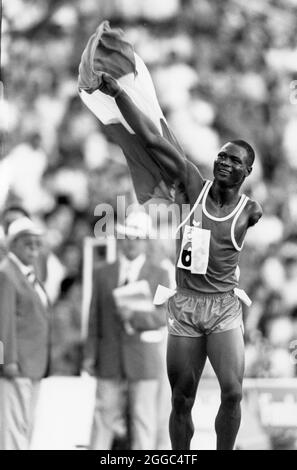 Barcelone Espagne, 1992 : un coureur à un bras du Nigeria célèbre après avoir remporté une médaille d'or dans sa catégorie en athlétisme à Estadi Olimpic. ©Bob Daemmrich. Banque D'Images