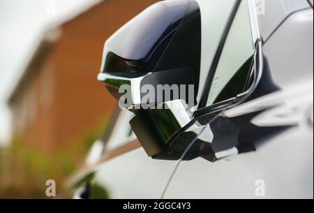 Profil latéral avec rétroviseur extérieur rabattu d'un vus de luxe hybride Lexus RX450h Premier à recharge automatique Banque D'Images