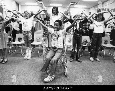 Austin Texas USA, 1984 : Patrick Skeaton, étudiant noir de quatrième année, qui a perdu sa jambe droite à cause du spina bifida, interagit à l'école primaire Wooten tout en étant intégré dans une salle de classe ordinaire. Il a ensuite été équipé d'une prothèse de jambe. Fait partie d'une fonction photo étendue. ©Bob Daemmrich Banque D'Images