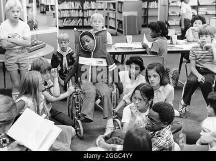 Austin Texas USA, 1984 : Patrick Skeaton, étudiant noir de quatrième année, qui a perdu sa jambe droite à cause du spina bifida, interagit à l'école primaire Wooten tout en étant intégré dans une salle de classe ordinaire. Il a ensuite été équipé d'une prothèse de jambe. Fait partie d'une fonction photo étendue. ©Bob Daemmrich Banque D'Images