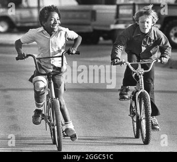 Austin Texas USA, 1984 : Patrick Skeaton, étudiant noir de quatrième année, qui a perdu sa jambe droite à cause du spina bifida, fait du vélo avec sa nouvelle prothèse de jambe. Fait partie d'une fonction photo étendue. ©Bob Daemmrich Banque D'Images