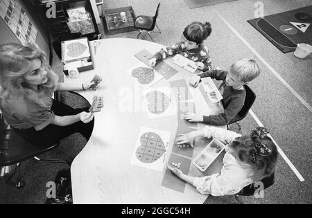 Austin Texas USA, 1991 : enseignante de maternelle utilise des bonbons Valentine pour enseigner aux élèves des compétences mathématiques d'ajouter et de soustraire avec des bonbons Valentine. Dossier EI-0044 ©Bob Daemmrich Banque D'Images