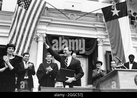 Austin Texas USA, 15 janvier 1991 : Dan Morales est assermenté en tant que procureur général du Texas à l'intérieur de la chambre du Capitole du Texas. ©Bob Daemmrich Banque D'Images