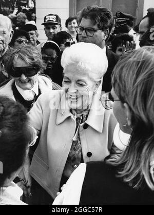 Waco Texas USA, 1993 : la Gov. Du Texas Ann Richards salue les partisans lors de son annonce de réélection. ©Bob Daemmrich Banque D'Images