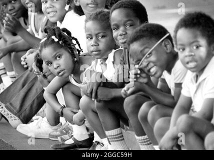 Austin Texas USA, circa 1989 : groupe de jeunes enfants noirs regardant la parade Junetenth près du centre-ville. ©Bob Daemmrich Banque D'Images