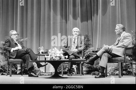 College Station Texas USA, 1994 : les anciens secrétaires d'État Henry Kissinger (à gauche) et Alexander Haig (à droite) se rencontrent à l'Université Texas A&M pour discuter de politique étrangère. Le journaliste Marvin Kalb (au centre) modére. ©Bob Daemmrich Banque D'Images