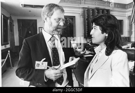 Austin Texas USA, vers 1987 : le journaliste politique chevronné Dave McNeely interviewe Lena Guerrero au Capitole du Texas. ©Bob Daemmrich Banque D'Images