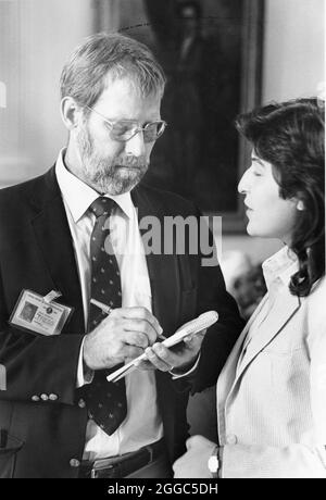 Austin Texas USA, vers 1987 : le journaliste politique chevronné Dave McNeely interviewe Lena Guerrero au Capitole du Texas. ©Bob Daemmrich Banque D'Images