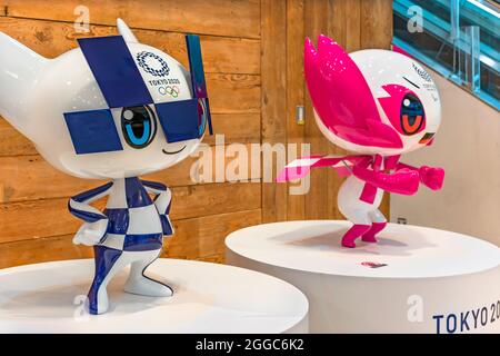 tokyo, japon - août 24 2021: Figurines en plastique grandeur nature représentant les deux mascottes miraitowa et une autre personne utilisée pour les Jeux Olympiques d'été de 2020 et Paral Banque D'Images