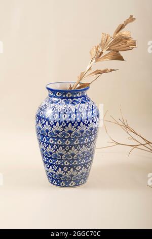 Belle vie de vase en céramique bleu et blanc avec des feuilles d'or. L'art de Kashikari est l'un des arts anciens de Multan Pakistan. Banque D'Images