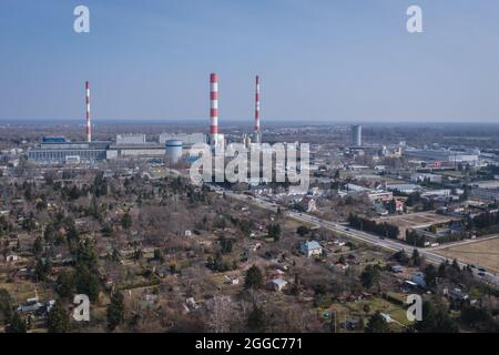 Jardins sur le lac Czerniakowskie Réserve naturelle Lac à Varsovie, Pologne, vue avec la centrale électrique de Siekierki Banque D'Images