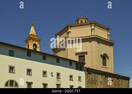 Le haut du clocher et le dôme de l'église Sainte-Catherine de Sienne (1720) dans le centre historique de la ville côtière, Livourne, Toscane Banque D'Images