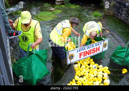 2021 août - le Lions club du village s'arrange après leur course de canard dans la gorge Cheddar Somerset, Royaume-Uni. Banque D'Images