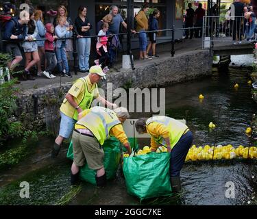 2021 août - le Lions club du village s'arrange après leur course de canard dans la gorge Cheddar Somerset, Royaume-Uni. Banque D'Images