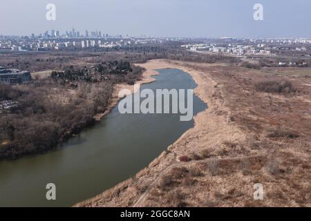 Lac Czerniakowskie Réserve naturelle Lac dans la région de Mokotow de Varsovie ville, Pologne, centre-ville sur fond Banque D'Images