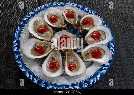 Huîtres fraîches avec sauce aux fruits de mer Banque D'Images