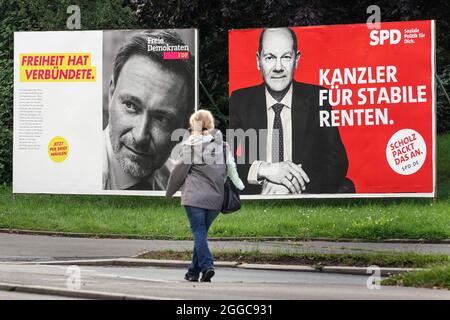 Bundestag 2021, Wahlplakate der Parteien zur Bundeslahl am 26.9.2021: FDP (Christian Lindner) und SPD (OLAF Scholz). Dortmund, 30.08.2021 Banque D'Images