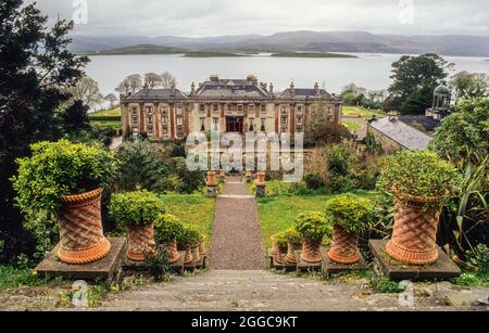 Bantry House, construite au 18th siècle avec ses parcs et ses jardins, est une attraction touristique populaire sur la baie de Bantry à l'ouest de Cork. Banque D'Images