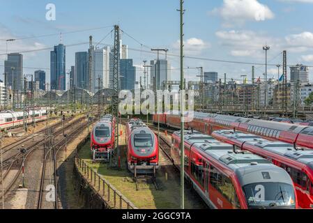 Vue sur la gare centrale et le centre-ville, Francfort, Allemagne Banque D'Images