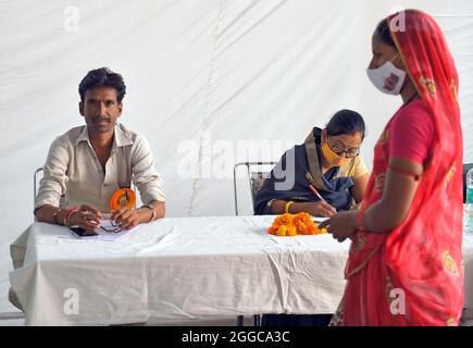 Beawar, Inde. 29 août 2021. Les volontaires prennent les détails des bénéficiaires du vaccin COVID-19 lors d'une campagne spéciale de vaccination d'une journée à Beawar. L'Inde a signalé 45,083 cas de Covid et 460 décès au cours des 24 dernières heures. (Photo de Sumit Saraswat/Pacific Press) crédit: Pacific Press Media production Corp./Alay Live News Banque D'Images