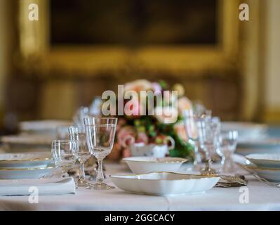 30 août 2021, Hessen, Bad Homburg VOR Der Höhe: La table dans la salle à manger du Bad Homburg Palace est magnifiquement posée. Voici les seuls appartements impériaux conservés en Allemagne. Après dix ans de restauration, la soi-disant aile royale doit être rouverte au public au début du mois de septembre. Photo: Andreas Arnold/dpa Banque D'Images