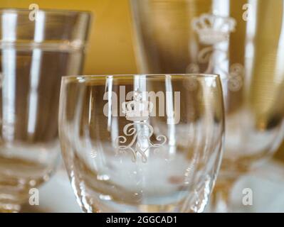 30 août 2021, Hessen, Bad Homburg VOR Der Höhe: Le 'R' pour Rex et le 'W' pour Wilhelm gravé dans un verre de vin, pris au palais de Bad Homburg. Voici les seuls appartements impériaux conservés en Allemagne. Après dix ans de restauration, la soi-disant aile royale doit être rouverte au public au début du mois de septembre. Photo: Andreas Arnold/dpa Banque D'Images