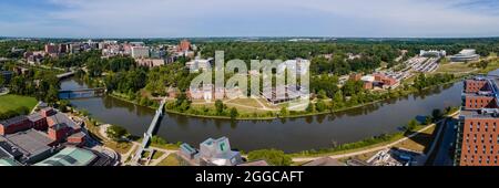 Photographie aérienne du magnifique campus et des environs de l'Université de l'Iowa, Iowa City, Iowa, États-Unis. Banque D'Images