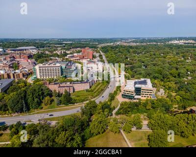 Photographie aérienne du magnifique campus et des environs de l'Université de l'Iowa, Iowa City, Iowa, États-Unis. Banque D'Images