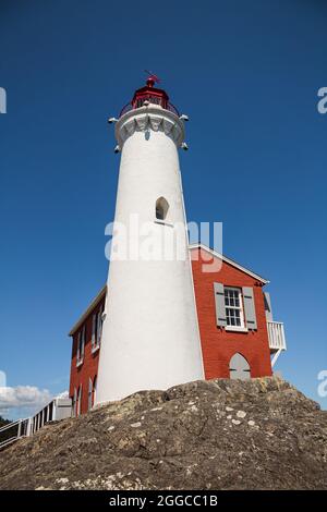 Phare Fisgard dans le parc national Ford Rodd Hill à Victoria, Colombie-Britannique, Canada. Vue sur la rue, photo de voyage, mise au point sélective. Banque D'Images