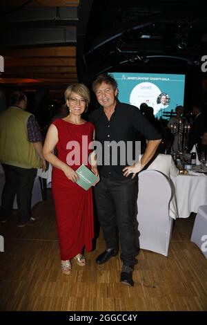 Andrea Ballschuh und Peter Freudenthaler (Foolsgarden) BEI der 4. Windflüchter Charity Gala zu Gunsten der Stiftung ‚Betroffen» im Störtebeker Brauq Banque D'Images