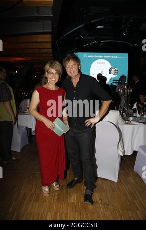 Andrea Ballschuh und Peter Freudenthaler (Foolsgarden) BEI der 4. Windflüchter Charity Gala zu Gunsten der Stiftung ‚Betroffen» im Störtebeker Brauq Banque D'Images