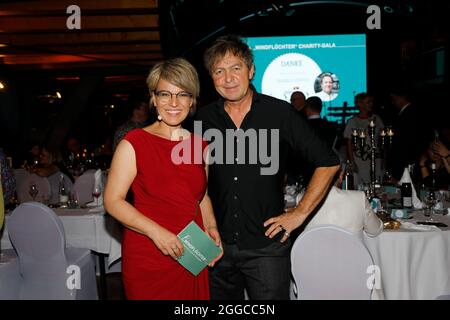 Andrea Ballschuh und Peter Freudenthaler (Foolsgarden) BEI der 4. Windflüchter Charity Gala zu Gunsten der Stiftung ‚Betroffen» im Störtebeker Brauq Banque D'Images