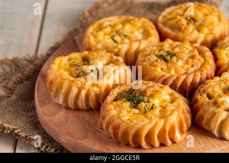 Muffins frais avec légumes et fromage sur une planche de bois. Délicieux gâteaux faits maison pour une alimentation saine. Recette pour un plat de saison d'automne. Banque D'Images