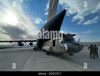 (210830) -- WASHINGTON, le 30 août 2021 (Xinhua) -- UN CH-47 Chinook est chargé sur une US Air Force C-17 Globemaster III à l'aéroport international Hamid Karzaï de Kaboul, en Afghanistan, le 28 août 2021. Le Commandement central des États-Unis a annoncé lundi que le retrait des troupes américaines d'Afghanistan s'est terminé, mettant fin à 20 ans d'invasion menée par les États-Unis dans le pays. (É.-U. Affaires publiques du Commandement central/document via Xinhua) Banque D'Images