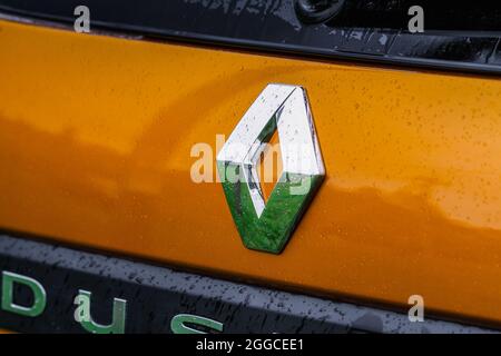 MOSCOU, RUSSIE - 08 MAI 2021 vue rapprochée du logo de la société Renault sur le hayon de la voiture. Logo du constructeur français Renault. Banque D'Images