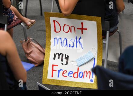 Viera, États-Unis. 30 août 2021. Les gens font une démonstration avec la plaque à une réunion d'urgence du conseil scolaire du comté de Brevard, en Floride, à Viera, pour discuter de l'obligation de porter un masque facial dans les écoles locales. Un ordre exécutif signé par le gouverneur de Floride Ron DeSantis interdisant les mandats de masque dans les écoles a été rejeté vendredi par un juge de Floride. (Photo de Paul Hennessy/SOPA Images/Sipa USA) crédit: SIPA USA/Alay Live News Banque D'Images