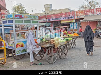 Jaipur légumes stands au marché de rue en Inde Banque D'Images