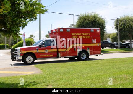 West Melbourne, comté de Brevard, Floride, États-Unis. 30 août 2021. Un adjoint du shérif du comté de Brevard a été transporté d'urgence au centre médical régional de Holms par le service de secours d'incendie du comté de Brevard après avoir été abattu lors d'un arrêt de la circulation juste à l'ouest de l'I-95 sur SR192. Le tireur était décédé sur les lieux et le député devrait se remettre de rien une blessure mettant la vie en danger. Crédit : Julian Leek/Alay Live News Banque D'Images