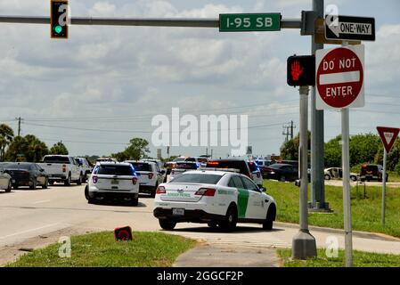 West Melbourne, comté de Brevard, Floride, États-Unis. 30 août 2021. Un adjoint du shérif du comté de Brevard a été transporté d'urgence au centre médical régional de Holms par le service de secours d'incendie du comté de Brevard après avoir été abattu lors d'un arrêt de la circulation juste à l'ouest de l'I-95 sur SR192. Le tireur était décédé sur les lieux et le député devrait se remettre de rien une blessure mettant la vie en danger. Crédit : Julian Leek/Alay Live News Banque D'Images