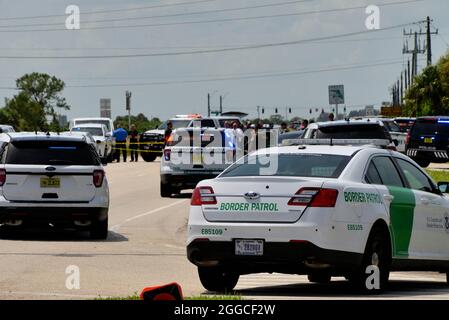 West Melbourne, comté de Brevard, Floride, États-Unis. 30 août 2021. Un adjoint du shérif du comté de Brevard a été transporté d'urgence au centre médical régional de Holms par le service de secours d'incendie du comté de Brevard après avoir été abattu lors d'un arrêt de la circulation juste à l'ouest de l'I-95 sur SR192. Le tireur était décédé sur les lieux et le député devrait se remettre de rien une blessure mettant la vie en danger. Crédit : Julian Leek/Alay Live News Banque D'Images