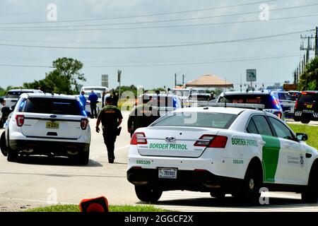 West Melbourne, comté de Brevard, Floride, États-Unis. 30 août 2021. Un adjoint du shérif du comté de Brevard a été transporté d'urgence au centre médical régional de Holms par le service de secours d'incendie du comté de Brevard après avoir été abattu lors d'un arrêt de la circulation juste à l'ouest de l'I-95 sur SR192. Le tireur était décédé sur les lieux et le député devrait se remettre de rien une blessure mettant la vie en danger. Crédit : Julian Leek/Alay Live News Banque D'Images