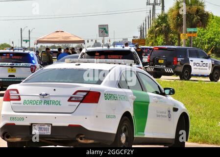 West Melbourne, comté de Brevard, Floride, États-Unis. 30 août 2021. Un adjoint du shérif du comté de Brevard a été transporté d'urgence au centre médical régional de Holms par le service de secours d'incendie du comté de Brevard après avoir été abattu lors d'un arrêt de la circulation juste à l'ouest de l'I-95 sur SR192. Le tireur était décédé sur les lieux et le député devrait se remettre de rien une blessure mettant la vie en danger. Crédit : Julian Leek/Alay Live News Banque D'Images