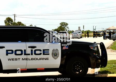 West Melbourne, comté de Brevard, Floride, États-Unis. 30 août 2021. Un adjoint du shérif du comté de Brevard a été transporté d'urgence au centre médical régional de Holms par le service de secours d'incendie du comté de Brevard après avoir été abattu lors d'un arrêt de la circulation juste à l'ouest de l'I-95 sur SR192. Le tireur était décédé sur les lieux et le député devrait se remettre de rien une blessure mettant la vie en danger. Crédit : Julian Leek/Alay Live News Banque D'Images