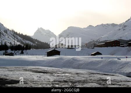 Coucher de soleil d'hiver avec montagnes au village de Zug dans les Alpes autrichiennes Banque D'Images