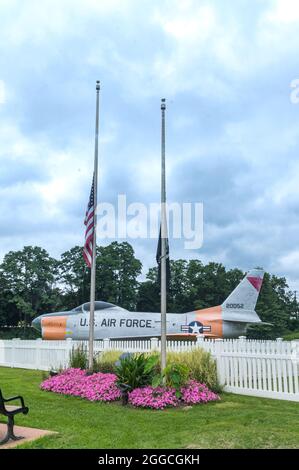 Monroe, NY - États-Unis - 28 août 2021 : vue verticale d'un terrain de jeu pour enfants, Airplane Park. Le parc a un avion de guerre de Corée récemment rénové par Co Banque D'Images