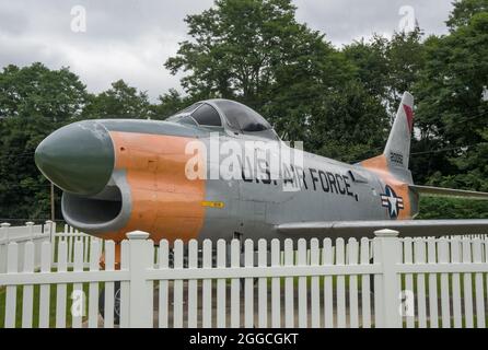 Monroe, NY - États-Unis - 28 août 2021 : vue verticale d'un terrain de jeu pour enfants, Airplane Park. Le parc a un avion de guerre de Corée récemment rénové par Co Banque D'Images