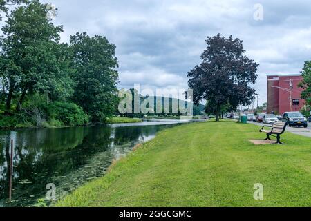 Monroe, NY - USA - 28 août 2021 : vue panoramique sur le parc Crane, également connu sous le nom de Millmares et Goose Pond. Situé dans le centre du village de Banque D'Images