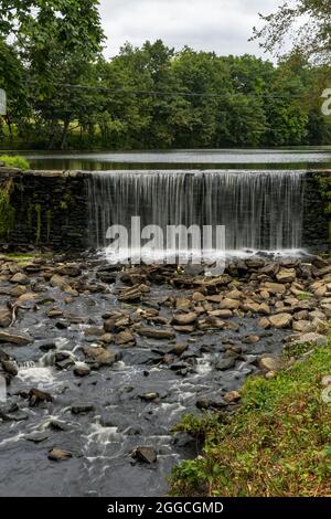 Monroe, NY - États-Unis - 28 août 2021 : vue verticale du barrage historique et de l'étang du moulin de Smith's Mill, situé au centre du quartier historique de mon Banque D'Images