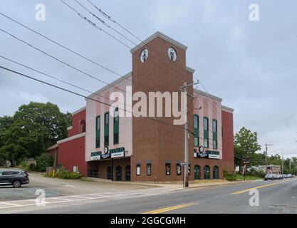 Monroe, NY - États-Unis - 28 août 2021 : image horizontale du célèbre cinéma Monroe. Un multiplex de quatre étages, où vous pourrez vous asseoir dans un stade. Banque D'Images